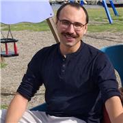 Francese insegnando la sua madrelingua.
Scrittore e traduttore riconosciuto, con esperienze docenti.